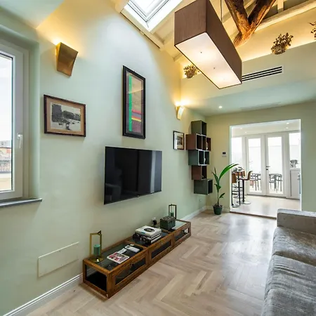 Penthouse With Terrace Over דירה *